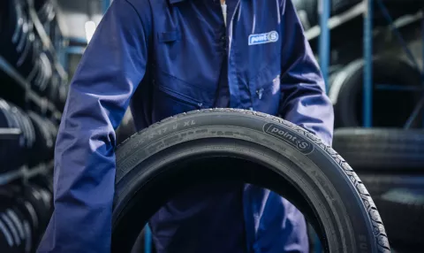 Close-up of a tyre held by a Point S tyre expert