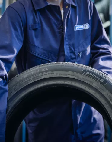 Close-up of a tyre held by a Point S tyre expert